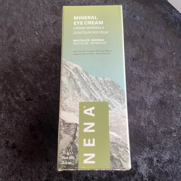 Makeup bag and assortment of makeup - Picture 3 of 9